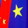 Sucesión de banderas de la Unión Europea (azul con estrellas amarillas) y de China (roja con estrellas amarillas) ondeando juntas en la cumbre UE-China de 2020.