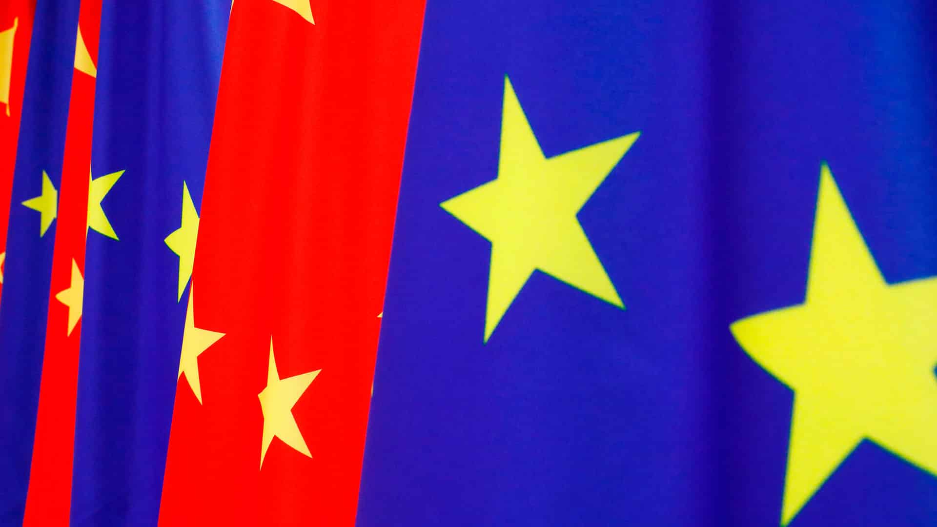 Sucesión de banderas de la Unión Europea (azul con estrellas amarillas) y de China (roja con estrellas amarillas) ondeando juntas en la cumbre UE-China de 2020.