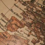 Primer plano de un globo terráqueo clásico, centrado en Europa y las regiones circundantes, con nombres de ciudades y países visibles. Unión Europea