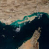 Vista satelital captada por el satélite Terra (NASA) del estrecho de Ormuz, que conecta el golfo Pérsico con el golfo de Omán y separa Irán (al norte) de la península Arábiga (al sur).