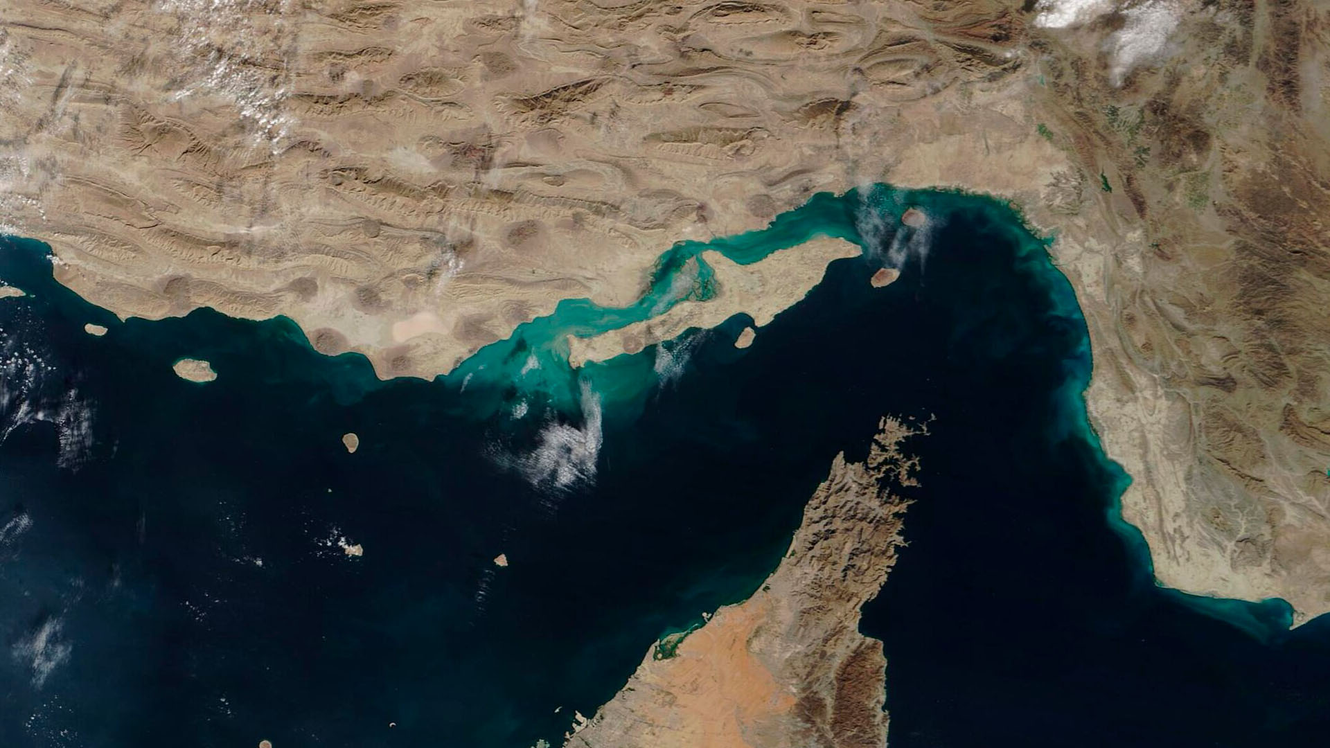 Vista satelital captada por el satélite Terra (NASA) del estrecho de Ormuz, que conecta el golfo Pérsico con el golfo de Omán y separa Irán (al norte) de la península Arábiga (al sur).