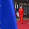 La primera ministra de Dinamarca, Mette Frederiksen, camina sobre la alfombra roja durante la cumbre del Consejo Europeo el 17 de octubre de 2024 en Bruselas, enmarcada por banderas de la UE. UE