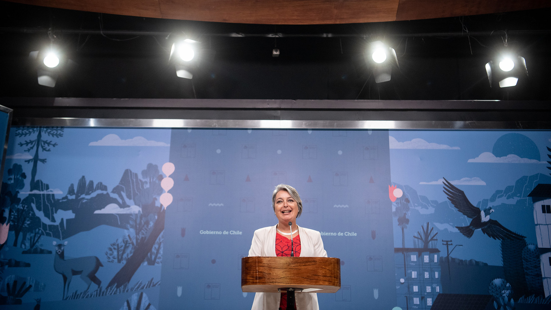 Jeannette Jara, en aquel momento ministra del Trabajo y Previsión Social del gobierno de Chile), con chaqueta blanca y blusa roja delante de un atril con micro, durante una vocería (comparecencia) el 13 de febrero de 2025. Jara es candidata presidencial para las elecciones de noviembre de 2025 tras ganar las primarias del pacto Unidad por Chile.