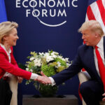 Ursula von der Leyen (presidenta de la Comisión Europea) y Donald Trump (presidente de EEUU) estrechan manos en el Foro Económico Mundial de Davos 2020 durante una reunión bilateral entre la Unión Europea y Estados Unidos, con banderas de ambos bloques al fondo. Acuerdo comercial