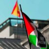 Una bandera con el lema “Free Palestine” ondea durante una manifestación a favor de Palestina frente al edificio del Congreso de los Diputados en Madrid, en cuyo alto, al fondo la imagen, ondea una bandera española (20/05/2025).