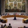 Miembros del Consejo de Seguridad de la ONU reunidos alrededor de una mesa circular en la sala de conferencias con un mural al fondo, para debatir sobre la Agenda de Mujeres, Paz y Seguridad (Nueva, York, 2022).