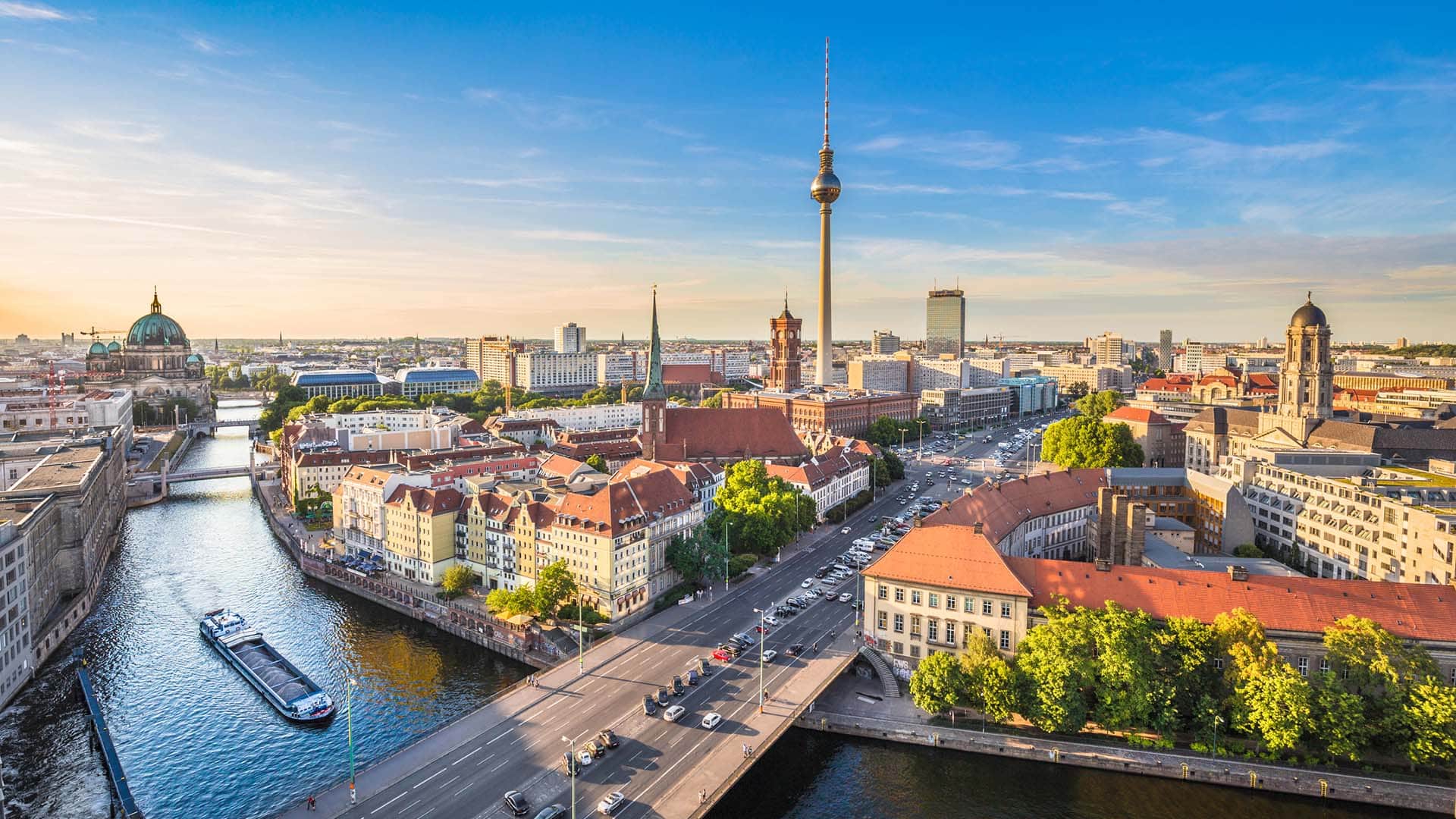 Vista aérea del horizonte del este de la ciudad de Berlín (Alemania), con la famosa torre de televisión (Berliner Fernsehturm) y el río Spree bajo la luz del atardecer