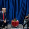 Reunión entre delegaciones de Estados Unidos y Brasil durante la Cumbre de la ASEAN en Kuala Lumpur, Malasia (25/10/2025). De izquierda a derecha: marco Rubio, Donald Trump y Luiz Inácio da Silva. Entre Trump y Da Silva, una mesa pequeña con mantel rojo y flores. Al fondo, banderas de ambos países.