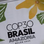 Estandarte con el logo oficial de la COP30 en los alrededores del recinto en Belém, Brasil.