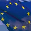 La bandera de la Unión Europea ondea en primer plano (27/06/2018) sobre un cielo claro y despejado.