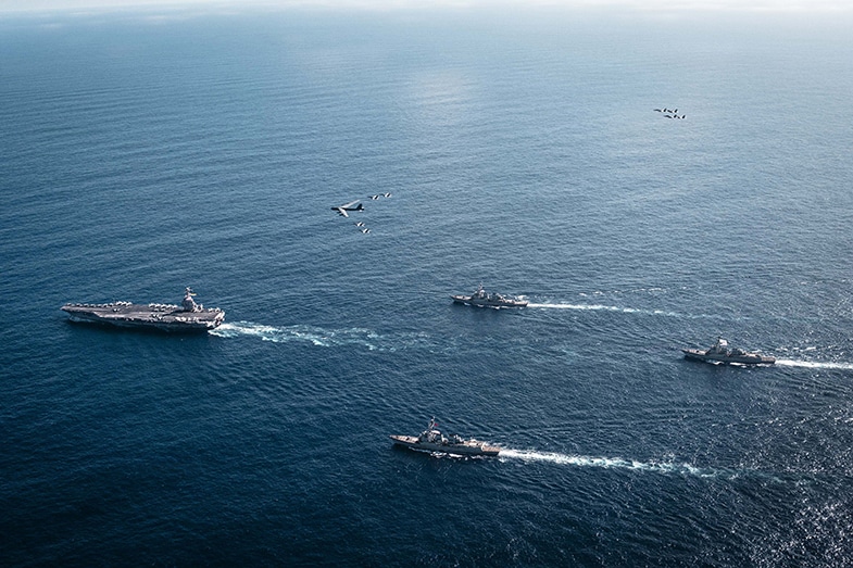 Grupo de ataque del portaaviones USS Gerald R. Ford de la Marina y los B-52 de la Fuerza Aérea que operan conjuntamente en apoyo de la misión Operación Lanza del sur (Southern Spear) del Comando Sur de Estados Unidos (13/11/2025).