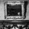 Foto en blanco y negro del reflejo del presidente Donald Trump en un espejo enmarcado de una sala de conferencias con una decoración barroca en el Club Mar-a-Lago de Palm Beach, Florida.