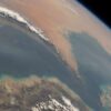 Imagen satelital del estrecho de Ormuz, entre el golfo Pérsico y el golfo de Omán, que separa Irán (al norte) de la península arábiga (al sur), captada desde un satélite, donde se observan las diferentes texturas y colores del mar y la tierra, y algunas nubes.
