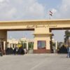 Paso de Rafah, entre la Franja de Gaza y Egipto. El paso es una construcción de ladrillo de color amarillo, con rejas de paso a ambos lados y varias cabinas con ventanas de marco rojo. En la parte superior del paso, la inscripción en árabe “Puerto hebreo de Rafah”, y, en lo alto, la bandera de Egipto.