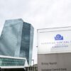 Entrada norte de la sede del Banco Central Europeo. En primer plano, un cartel con el logo del Banco Central y una inscripción que indica que se trata de la entrada norte y la dirección de esta. Detrás, el edificio acristalado de gran altura del Banco Central y, al fondo, un cielo luminoso, aunque muy nublado. La imagen fue tomada en el encuentro del presidente del Consejo Europeo, António Costa, con la presidenta del Banco Central Europeo, Christine Lagarde.